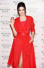 Berbaju Merah Menyala, Kendall Jenner Cantik Banget!