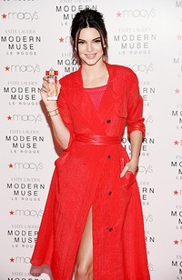 Kendall berpose dengan parfurmnya. Dimitrios Kambouris/Getty Images/detikFoto.