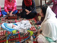 Pandangan Gigi (sapaan akrab Nagita) tak lepas dari anak kesayangannya itu. Pool/Gus Mun/detikFoto.