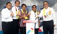 Direktur Pemasaran PT Pertamina Ahmad Bambang (kedua kanan) didampingi Direktur Utama PT. Pertamina Lubricants Gigih Wahyu Hari Irianto (kanan), Sales Region Manager VI PT. Pertamina Lubricants Abdul Hafid Rasyid (kiri), General Manager Marketing Operation Region VI PT. Pertamina Lubricants Fariz Aziz (kedua kiri) dan Direktur Operasi PT. Pertamina Lubricants Julfian Siregar (tengah) secara simbolis meresmikan Terminal Supply Point & Distribution Batakan.