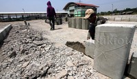 Pekerja menyelesaikan proyek pembangunan Terminal Tipe A Jatijajar.