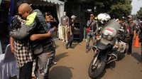 Ketua Ride For Peace Fahmi Idris menyambut kedatangan Kang JJ. Ist/Ride For Peace.