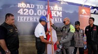 Ketua Umum Pengurus Pusat Ikatan Motor Indonesia Nanan Soekarna yang menyambut kedatangan Jeffrey. Ist/Ride For Peace.