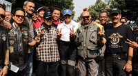 Jeffrey foto bersama dengan Ketum IMI Nanan Soekarna, Ketua Ride For Peace Fahmi Idris dan beberapa anggota komunitas Harley-Davidson dan Ikatan Motor Indonesia (IMI). Ist/Ride For Peace.