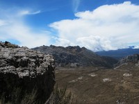 Sebenarnya, sulit mencari literatur atau sejarah mengenai pemberian nama New Zealand Pass. Mungkin, mereka yang memberikan nama itu, terkesima dengan padang savana yang terlihat dari atas sana (Afif/detikTravel)