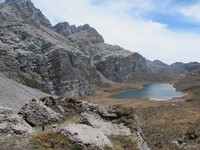 Panorama yang seperti lanskap alam di Selandia Baru, akan terlihat jika pendaki menengok ke belakang dari New Zealand Pass. Padang savananya terlihat jelas yang dikelilingi oleh tebing-tebing tinggi (Afif/detikTravel)