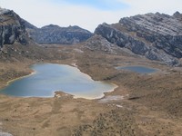 Ada lagi, dua danau yang tanpa nama. Dua danau yang terlihat cantik, dengan salah satunya punya tiga warna yakni warna krem, hijau dan biru (Afif/detikTravel)