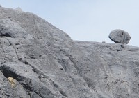 Di New Zealand Pass, para pendaki bisa melihat fenomena alam berupa batu yang melawan gravitasi. Bayangkan saja, batunya ada di ketinggian 4.500 mdpl dan posisinya miring seperti akan jatuh namun tidak jatuh (Afif/detikTravel)