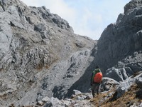 Trek di New Zealand Pass juga naik turun dan licin karena banyak tanah yang diinjak berupa batu-batu kerikil. Jangan lupa siapkan persedian air yang cukup (Afif/detikTravel)