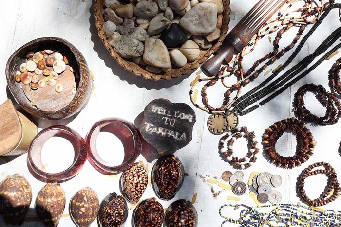 Tetap Stylish Saat Traveling Pakai Aksesoris Unik Suku Abui