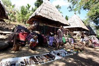 Kerajinan yang dijual mulai dari kain tenun hingga gelang.