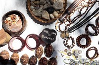 Kalung dan gelang dari biji-bijian hutan dijual dengan harga bervariasi mulai dari Rp 20 hingga Rp 50 ribu per buah.