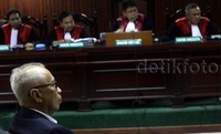 Menolak eksepsi terdakwa dan tim penasihat hukum OC Kaligis, menyatakan sah menurut hukum surat dakwaan penuntut umum, memerintahkan penuntut umum untuk melanjutkan pemeriksaan perkara, ujar Hakim Ketua Sumpeno membacakan putusan sela di Pengadilan Tindak Pidana Korupsi Jakarta, Selasa (22/9/2015).
