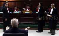 Selain itu, Majelis Hakim tidak mempertimbangkan materi eksepsi Kaligis mengenai peran Moh. Yagari Bhastara Guntur alias Gary yang disebut Kaligis sebagai pelaku utama suap.