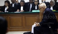 OC Kaligis didakwa secara bersama-sama menyuap Hakim dan panitera pada Pengadilan Tata Usaha Negara (PTUN) Medan dengan duit suap total USD 27 ribu dan 5 ribu dollar Singapura (SGD).