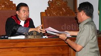 Ahmad Khusairi menerima salinan duplik dari pihak Kejagung. Pool/Lamhot Aritonang/detikFoto.