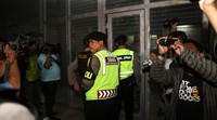 Personil Shabara dari Polrestabes Bandung berjaga di pintu masuk lapas. Pool/Reno Hastukrisnapati/detikFoto.