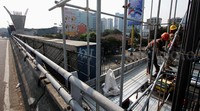 Pekerja terus mengebut penyelesaian proyek jalan layang khusus TransJakarta Ciledug-Tendean.