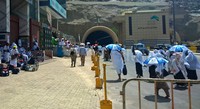 Di mulut terowongan king fahd jemaah bergerak menuju Arafah. Mereka datang dengan menumpang kendaraan atau berjalan kaki dengan kondisi berihram.