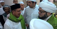 Sebagai bentuk penghormatan yang biasa dilakukan oleh sang Ayah terhadap semua tamu yang berkunjung, Sayid Ahmad memberikan hadiah kepada Lukman Hakim. Dia mengalungkan selendang hijau yang indah, sama seperti yang dikenakannya, ke leher Lukman Hakim dan memberi beberapa buku dan rekaman dakwah dalam bentuk VCD.