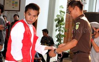 Petugas membuka borgol Robby. Pool/Lamhot Aritonang/detikFoto.