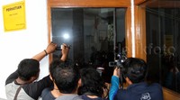 Wartawan mengambil gambar dari balik kaca. Pool/Lamhot Aritonang/detikFoto.