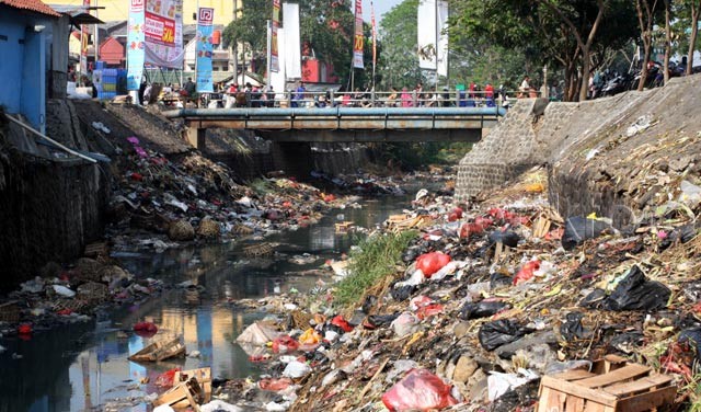 Sungai di Cibinong Penuh Sampah
