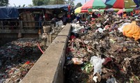 Sampah menumpuk di pagi hari dan belum diangkut petugas kebersihan. Lamhot Aritonang/detikFoto.