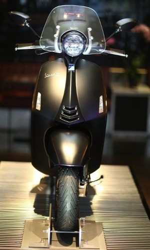 Kolaborasi dengan Piaggio, Emporio Armani Rancang Vespa Stylish nan Elegan