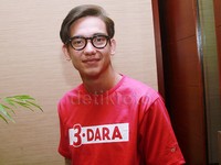 Dalam film tersebut, Adipati menjadi cowok kemayu. Pool/Gus Mun/detikFoto.