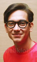 Si Ganteng Adipati Dolken Jadi Cowok Kemayu