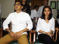 Keduanya nampak kompak dan serasi mengenakan baju berwarna putih. Pool/Noel/detikFoto.