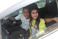 Syahnaz menyandarkan tubuhnya pada Juan. Pool/Gus Mun/detikFoto.