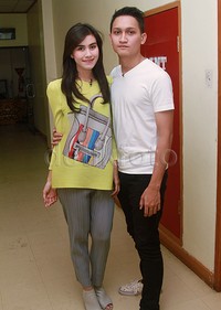 Di kesempatan itu, Syahnaz tampil dibalut baju kuning bergambar tas, celana dan sepatu abu-abu. Sementara Juan tampil kasual dibalut kaus dan sepatu putih serta celana hitam. Pool/Gus Mun/detikFoto.