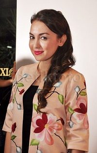 Ia memoles bibirnya dengan lipstik pink. Pool/Ismail/detikFoto.