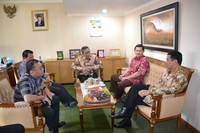 Menteri Pertanian Andi Amran Sulaiman didampingi Dirut Perum Bulog, Djarot Kusumayakti memberikan sambuatan sebelum melepas pasar murah berupa beras 30 truk dan sapi 5 truk yang akan dikirim ke Rumah Potong Hewan (RPH) dan daging sapi 4 truk diGudang Bulog Divre DKI Jakarta, Kelapa Gading