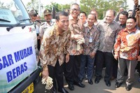 Menteri Pertanian Andi Amran Sulaiman didampingi Dirut Perum Bulog, Djarot Kusumayakti mengecek beras usai melepas pasar murah berupa beras 30 truk dan sapi 5 truk yang akan dikirim ke Rumah Potong Hewan (RPH) dan daging sapi 4 truk di Gudang Bulog Divre DKI Jakarta, Kelapa Gading