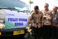 Mentan Amran Sulaiman bersama Direktur Perum Bulog Djarot Kusumayakti saat meresmikan pasar murah di gudang Bulog Kepala Gading, Jakarta, Selasa (22/9/2015).