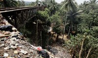 Pembangunan jalur kereta api di selatan Banten itu sendiri menembus hutan belukar, melewati bukit-bukit, dan menyeberangi beberapa jurang, sungai besar dan kecil.