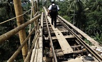 Petugas Kemenhub menyelusuri jalur KA Saketi-Bayah.