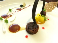Dessert buatan Chef Robbi Hardianto ini sangat unik. Sarang Semut ini dilengkapi dengan buah semangka kuning, gula merah, cokelat, biskuit green tea, dan blueberry. Semuanya ditata cantik membentuk komposisi ruang yang geometris.