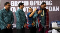 Direktur PT Trans Niaga Perdana, Hang Bun (kedua kanan) memasangkan ulos kepada Presdir Tata Motors Distribusi Indonesia (TMDI) Biswadev Sengupta (kanan) didampingi Costumer Care Head, Jameel Ahmed (kiri) dan Direktur Pemasaran, Pankaj Jain (kedua kiri) pada peluncuran diler resmi Tata Motors, di Medan, Sumatera Utara. Pool/dok.Tata Motors.