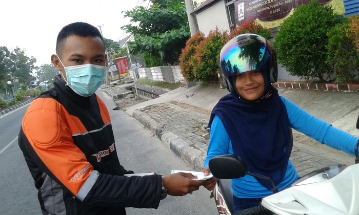 Penunggang Motor Yamaha Bagi-bagi Masker untuk Korban Kabut Asap