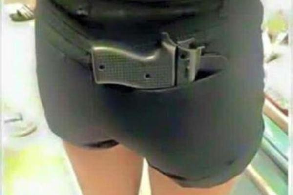 Casing Ponsel Berbentuk Pistol Bikin Heboh Bandara Amsterdam