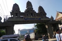 Sedangkan gedung perbatasan Kamboja terlihat identik dengan candi. Masuk ke dalam sini, langsung terasa kental suasana Kambojanya ya? (Bahtiar/detikTravel)