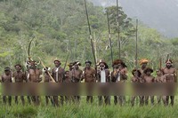 Para pemuda Suku Dani yang berbaris rapi sambil meneriakkan bahasa adat setempat. Tidak berapa lama mereka berbaris keluar lapangan dan pertunjukan pun selesai (Randy/detikTravel)