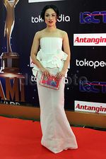 Andien Anggun Bergaun Putih di AMI Awards 2015