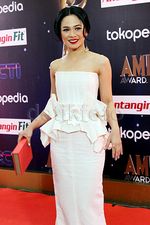 Andien Anggun Bergaun Putih di AMI Awards 2015