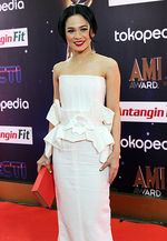 Andien Anggun Bergaun Putih di AMI Awards 2015