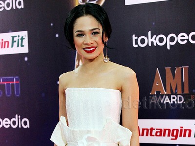 Andien Anggun Bergaun Putih di AMI Awards 2015